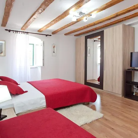 Old Town Apartment *