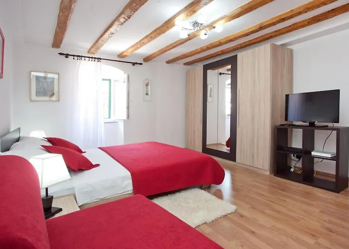 Old Town Apartment *